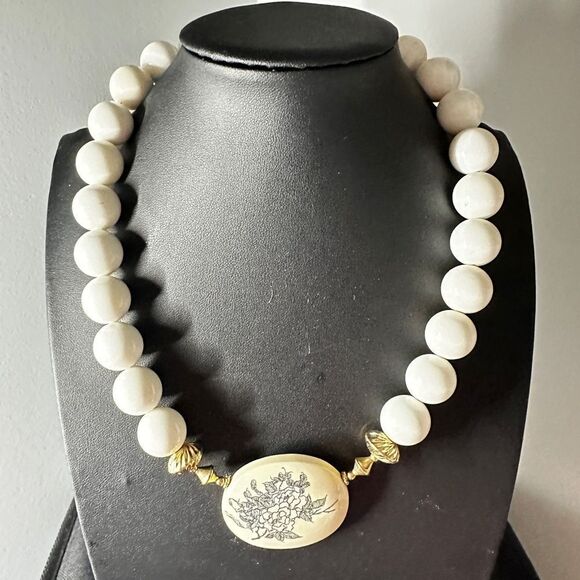 17" Ceramic beaded and Scrimshaw-style pendant vintage necklace! - Picture 16 of 16